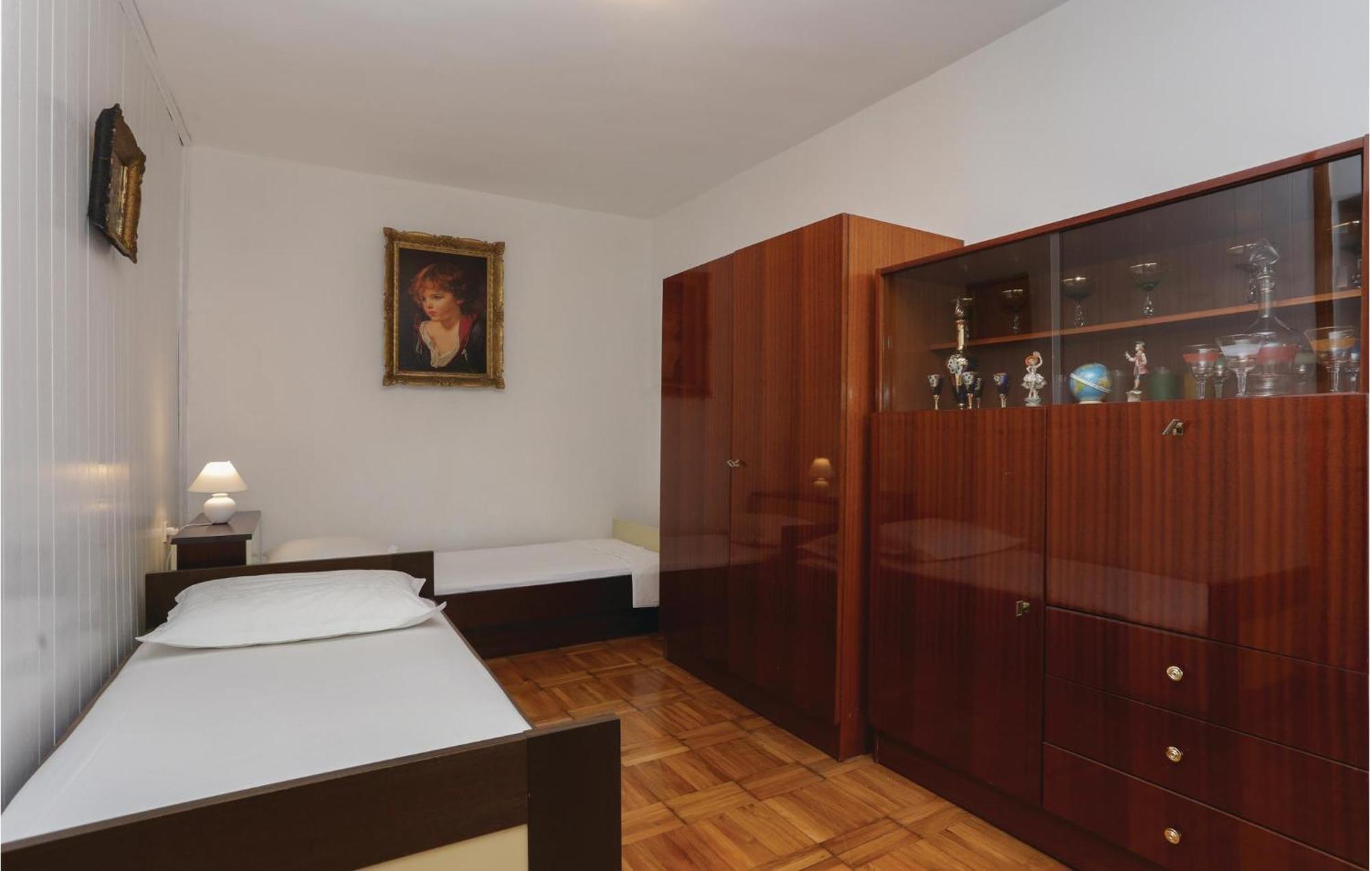 2 Bedroom Stunning Apartment In Kastel Kambelovac Kaštela Esterno foto