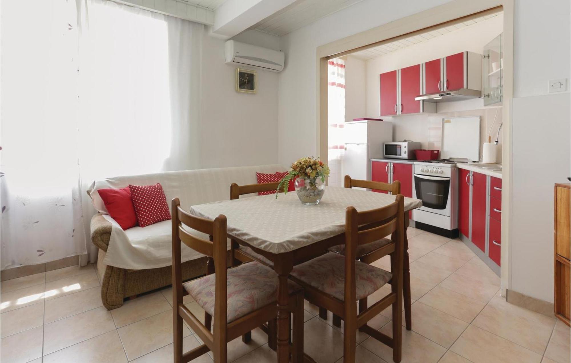 2 Bedroom Stunning Apartment In Kastel Kambelovac Kaštela Esterno foto