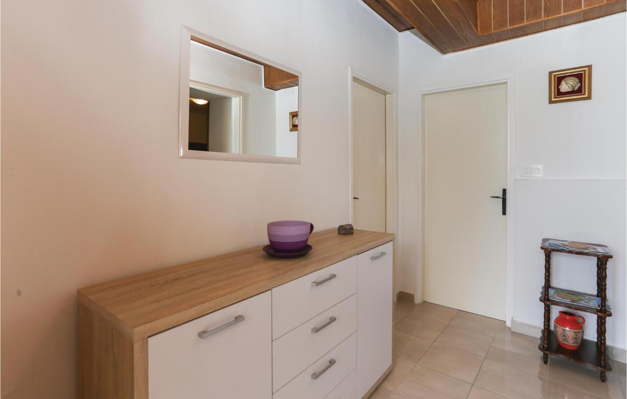 2 Bedroom Stunning Apartment In Kastel Kambelovac Kaštela Esterno foto
