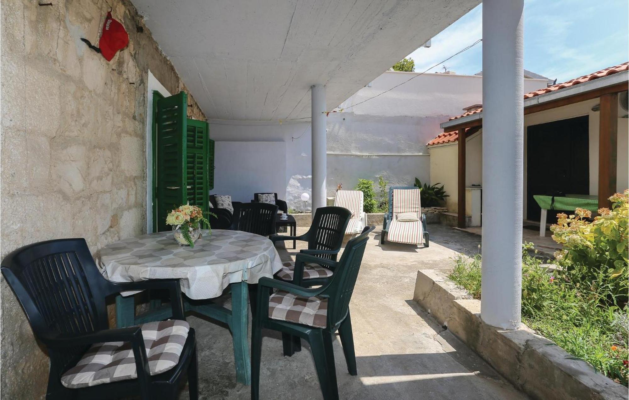 2 Bedroom Stunning Apartment In Kastel Kambelovac Kaštela Esterno foto