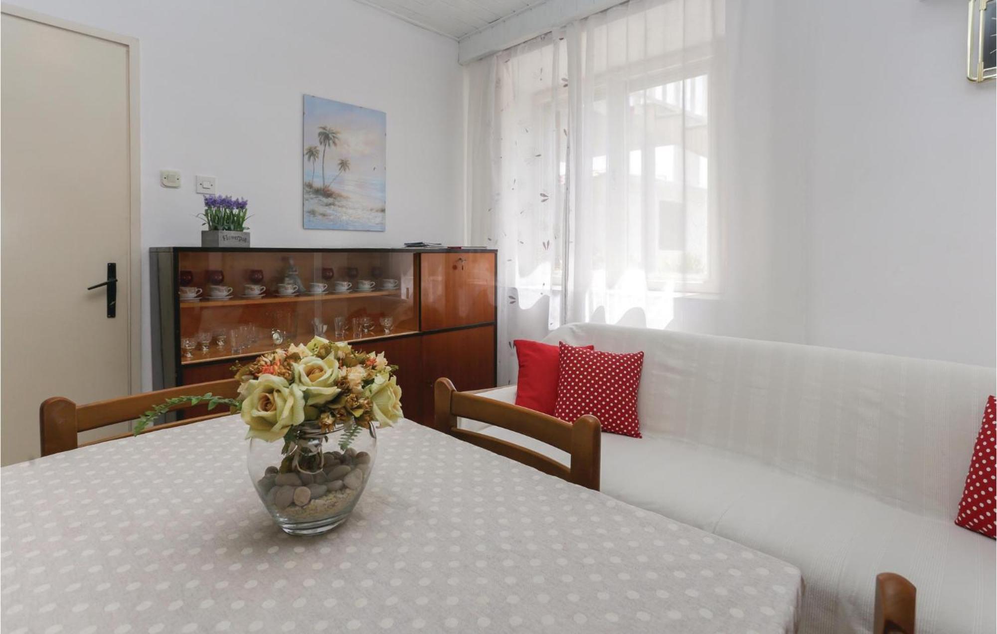 2 Bedroom Stunning Apartment In Kastel Kambelovac Kaštela Esterno foto